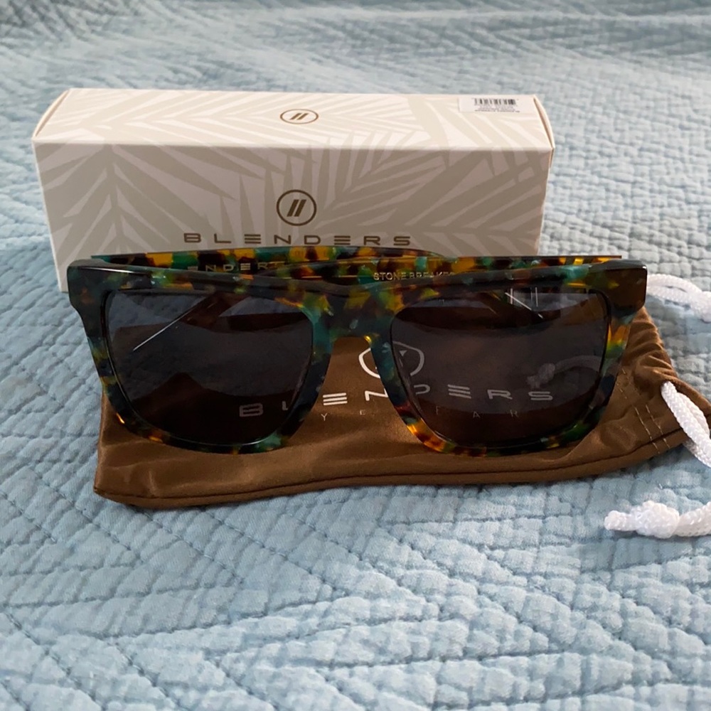 Blenders eyewear: polarized Stone Breaker